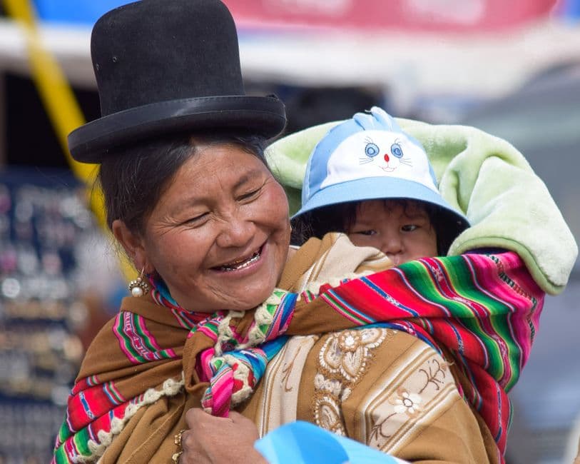 Una mujer cargando a un niño, en el chat de Culpina