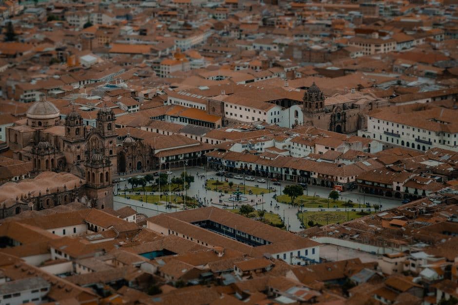 Una plaza junto a la catedral de un pueblo, en el chat de Picsi