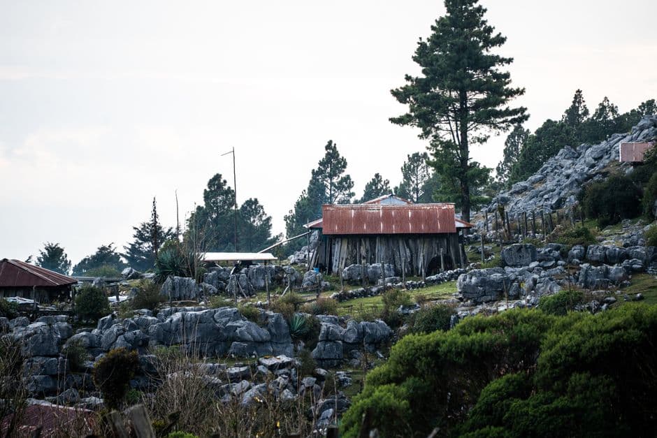 Una cabaña rústica en un paisaje rocoso, en el chat de Cabañas