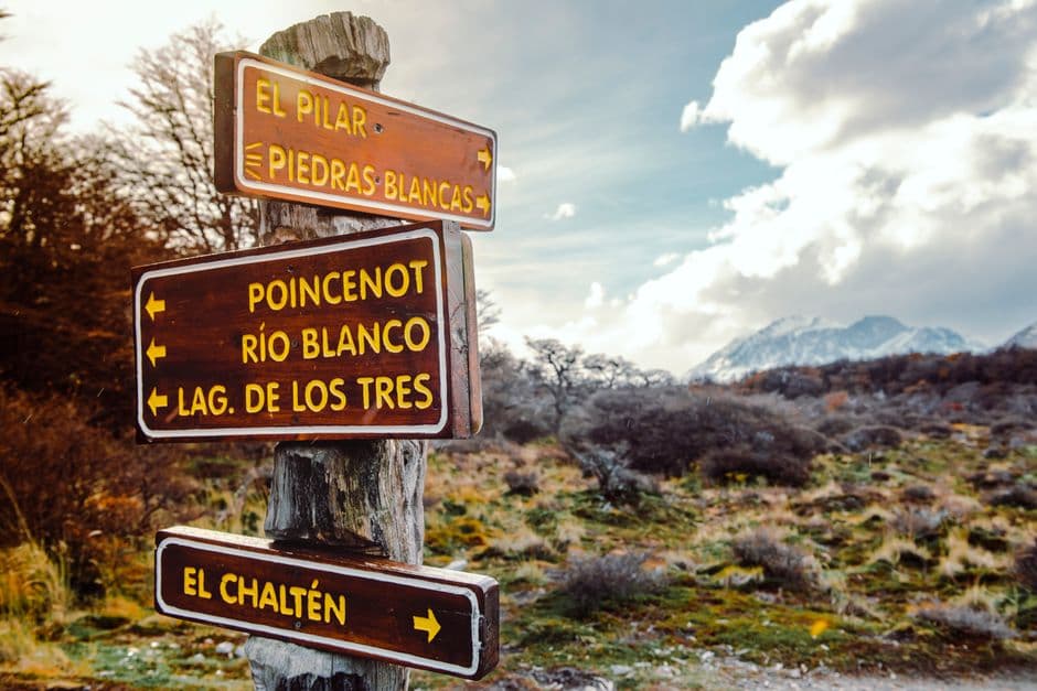 Un cartel que señala varias direcciones en las montañas, en el chat de Pilar