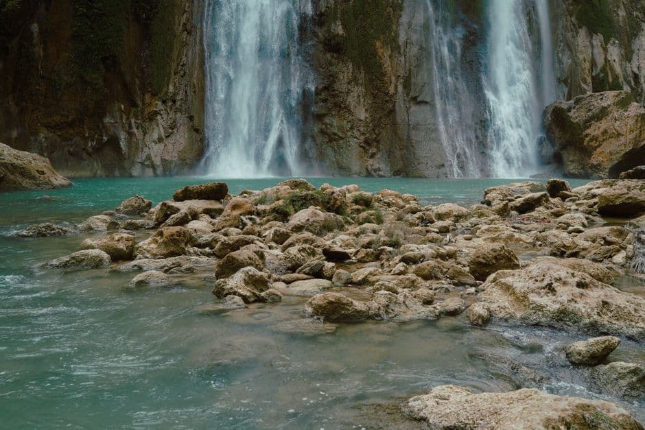 Cascada entre un terreno de rocas, en el chat de Las Guáranas