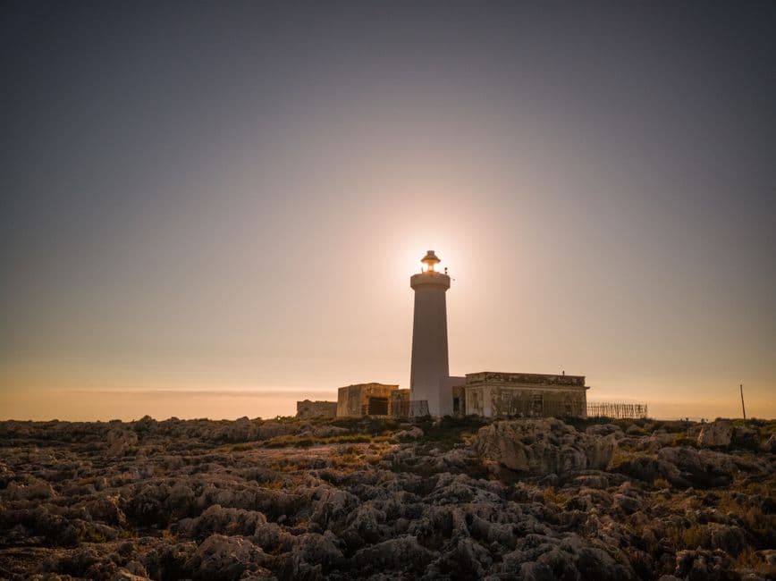 Faro sobre un cabo junto al mar, en el chat de Porco