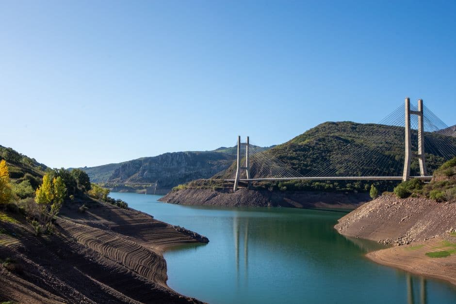 Puente colgante sobre un río tranquilo, en el chat de Fernández Alonso