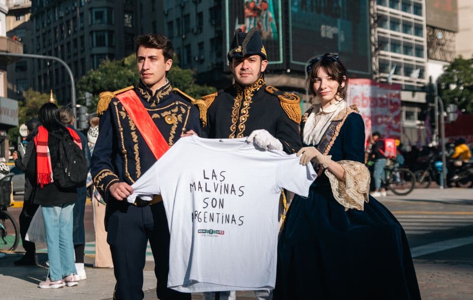 Protesta con trajes de época en una calle de Argentina, en el chat de Las Parejas