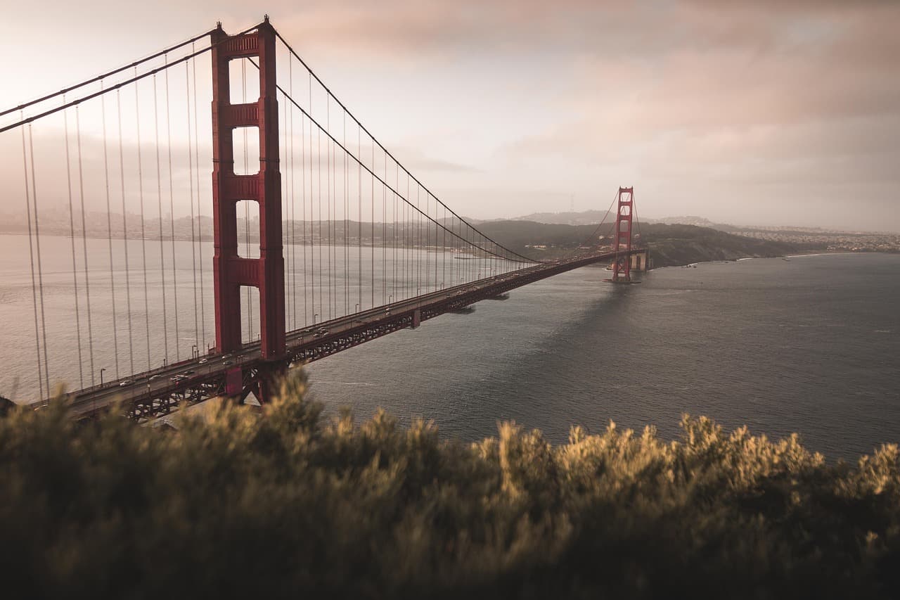 Gran puente colgante de color rojo sobre una bahía, en el chat de San Francisco