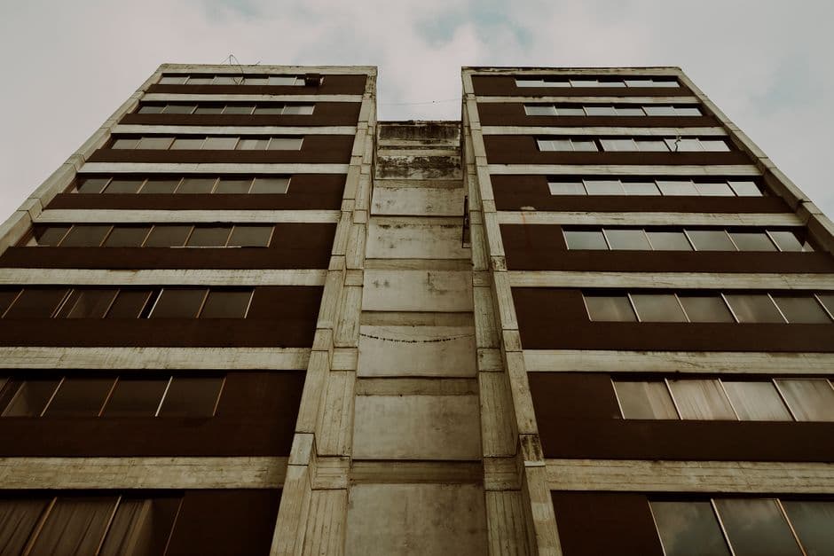 Edificio de apartamentos en una ciudad, en la sala de chat de Anaco