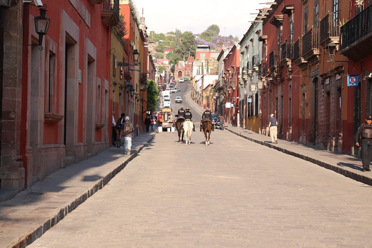 Calle de un pueblo con caballos, en el chat de Tingüindín