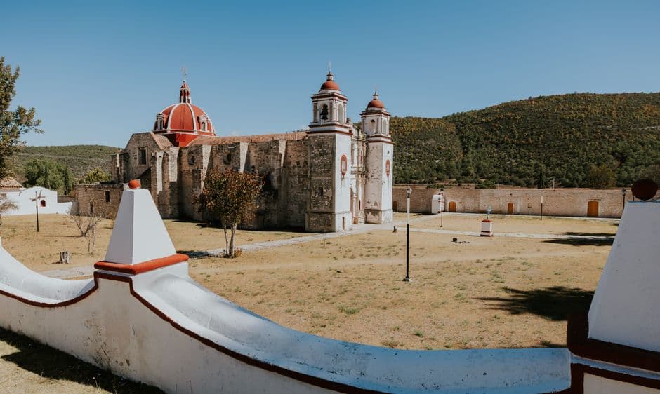 Vista de una iglesia, en el chat de San Julián