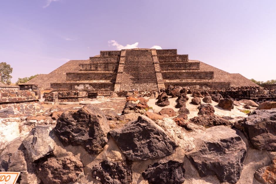Gran pirámide prehispánica escalonada, en el chat de Tzintzuntzan