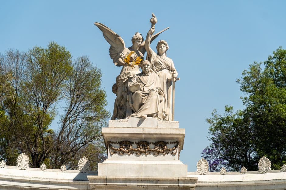 Estatua del hemiciclo a Benito Juárez, en el chat de Benito Juárez