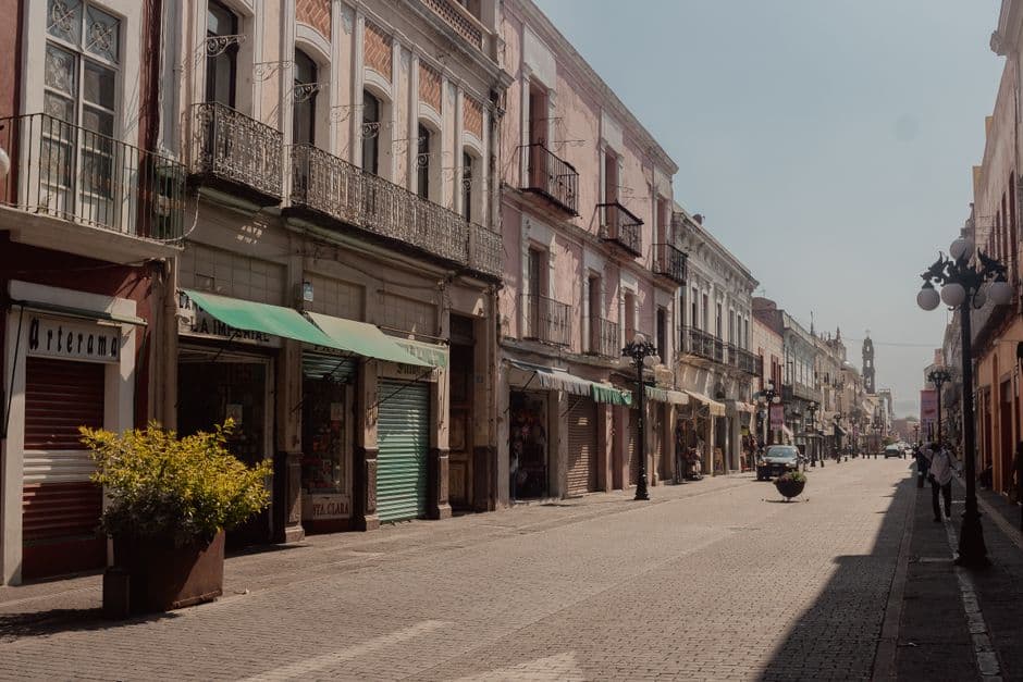 Casas en una calle soleada de una ciudad de México, en el chat de Chiconquiaco