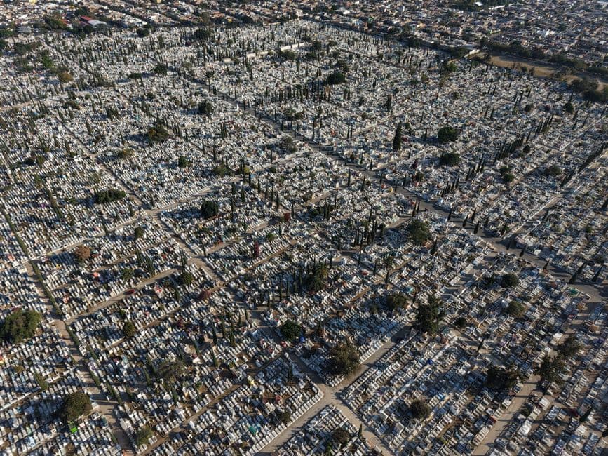 Vista aérea de un cementerio en México, en la sala de chat de Guadalajara