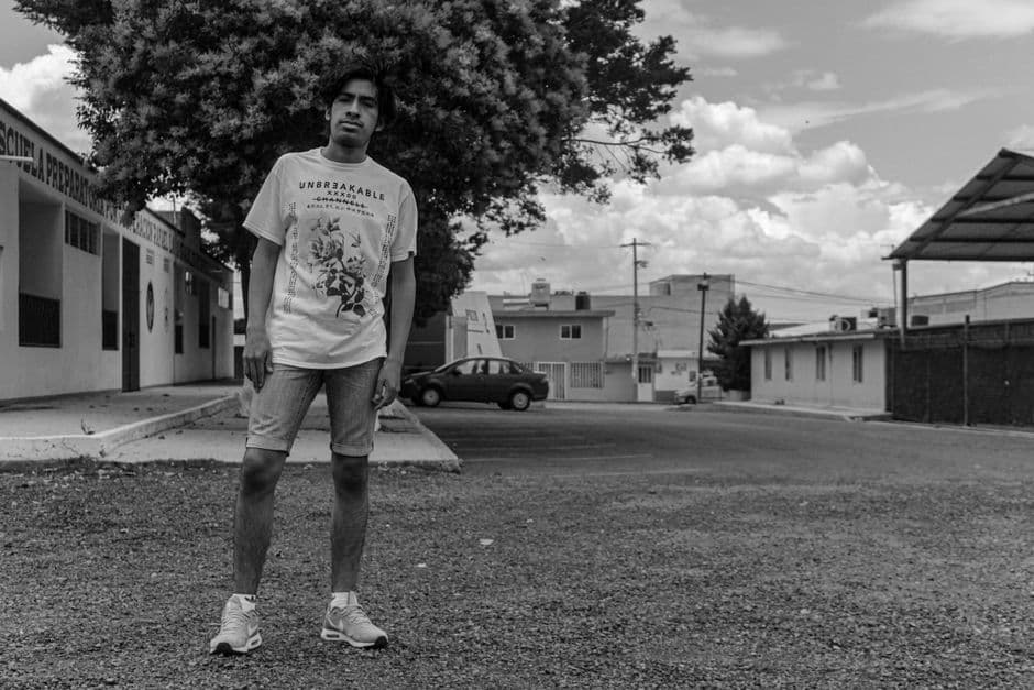 Joven frente a edificios urbanos en blanco y negro, en el chat de Rafael Lara Grajales