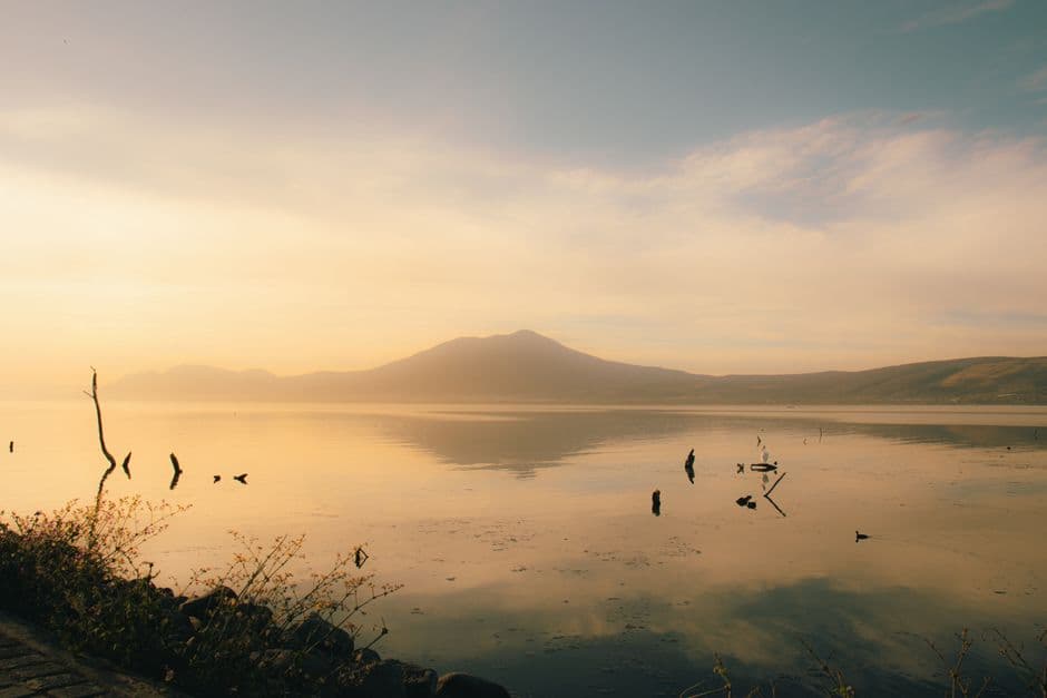 Niebla sobre un lago al amanecer, en el chat de Santiago Jocotepec
