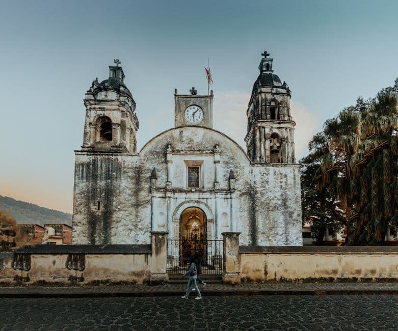 Iglesia histórica de Tepoztlán al anochecer, en el chat de Tepoztlán