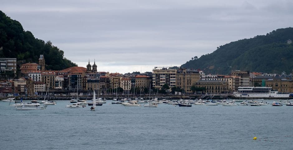 Edificios junto a un puerto, en el chat de San Sebastián Tlacotepec