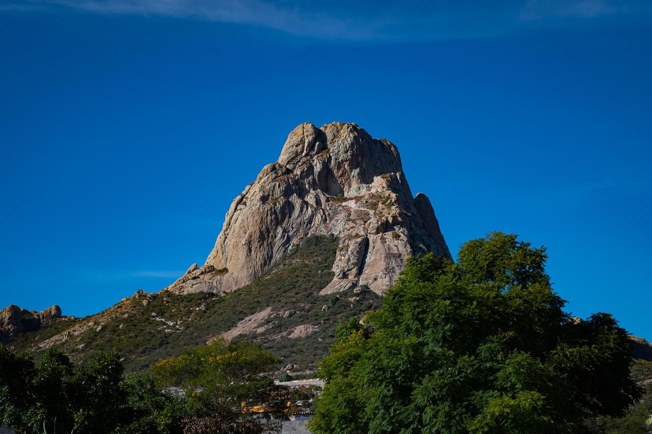 Piedras y montañas en el paisaje de Querétaro, en el chat de Ezequiel Montes