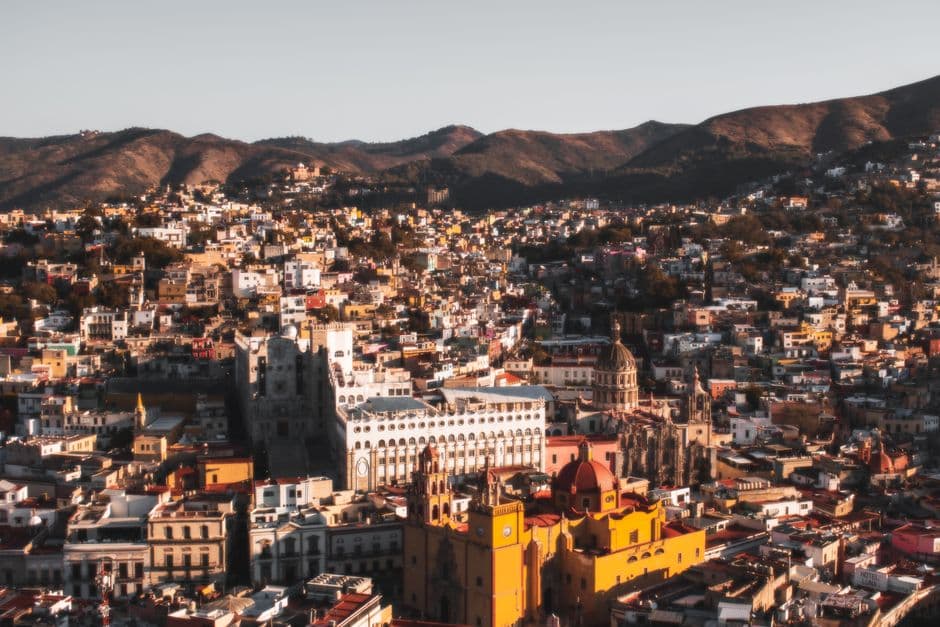 Ciudad con la torre de una basílica colonial de Guanajuato, en el chat de Manuel Doblado