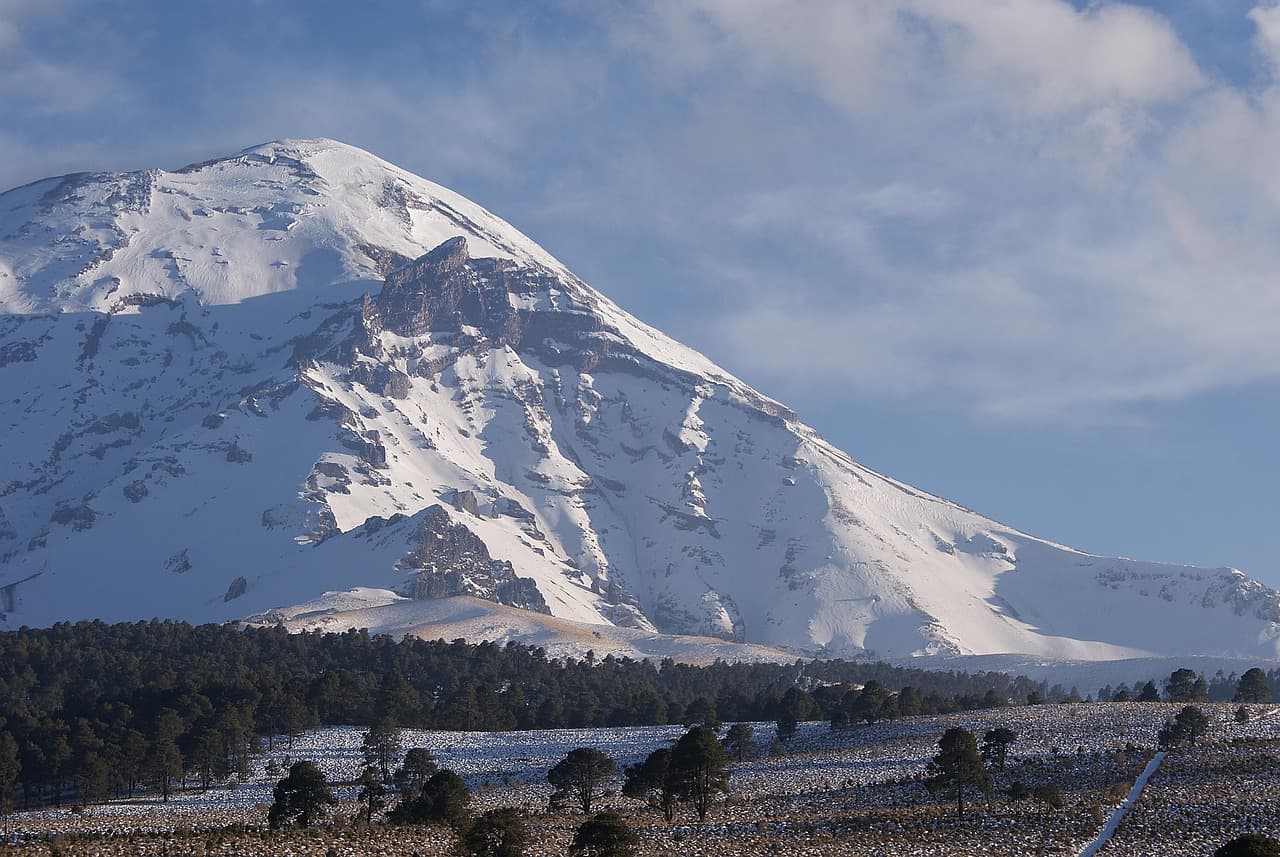 Volcán entre montañas de México, en el chat de Joquicingo
