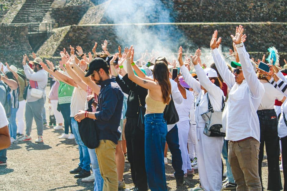 Encuentro cultural junto a unas pirámides, en el chat de Queréndaro