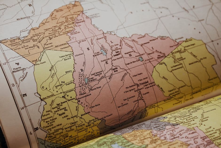 Mapa impreso en un libro de atlas, en la sala de chat de Quíbor