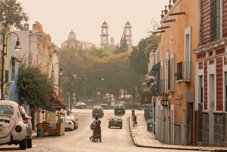 Gente y coches en una calle, en el chat de Chalma