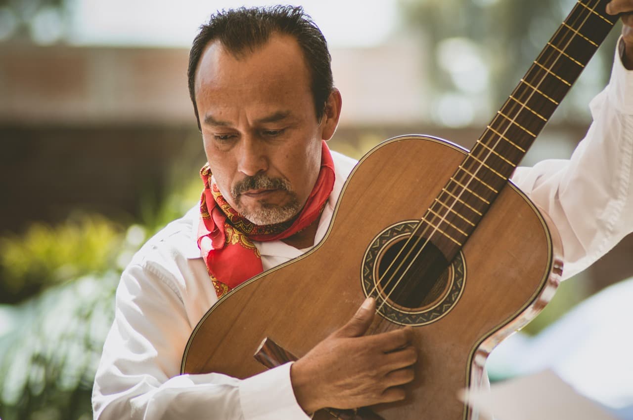 Músico mexicano tocando la guitarra, en el chat de Ilamatlán