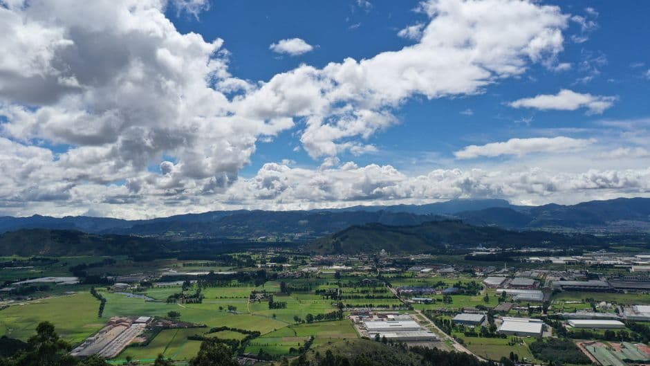 Vista aérea de un pueblo colombiano entre campos, en el chat de Anapoima