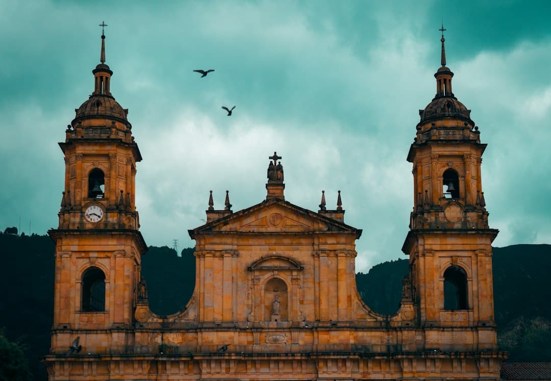 Gran catedral de dos torres bajo un cielo nublado, en el chat de San Martín de Loba