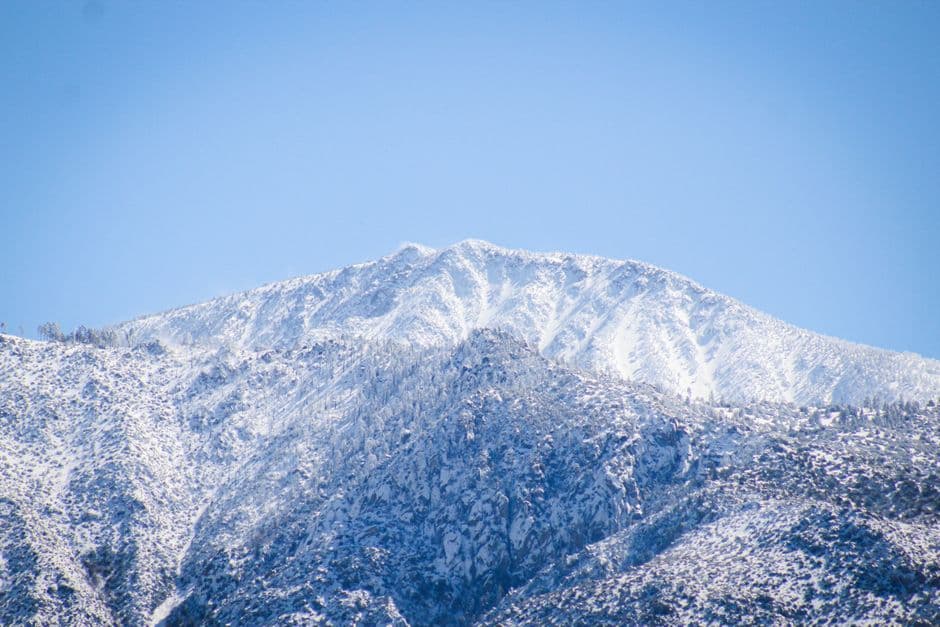 Cumbre de una montaña nevada, en el chat de San Gabriel