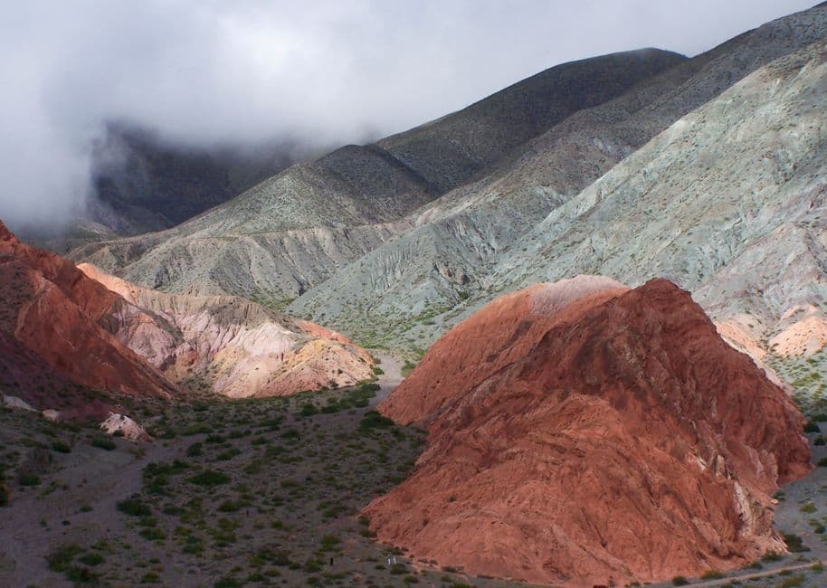 Montañas grises y pardas bajo nubes blancas, en el chat de Las Rosas