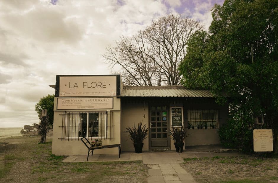 Fachada de una tienda rústica de aire antiguo en el campo, en el chat de San José de Feliciano