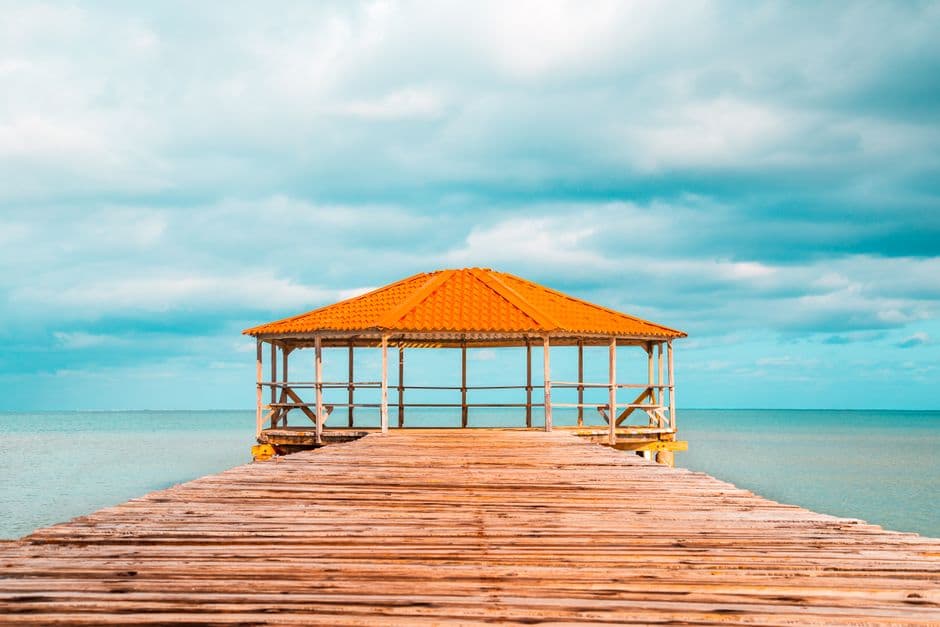 Muelle bajo un cielo azul despejado, en el chat de Villa Vásquez