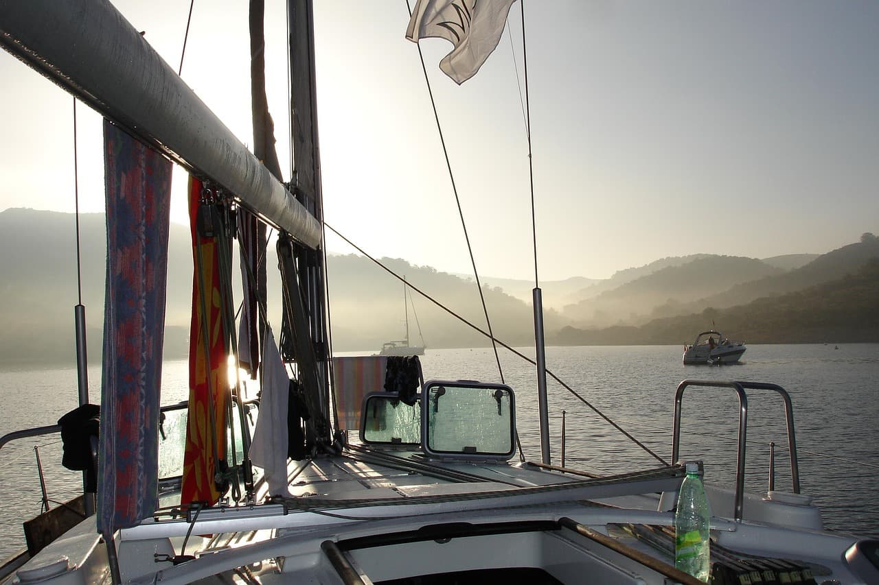 Velero navegando en una bahía, en el chat de General Cabrera