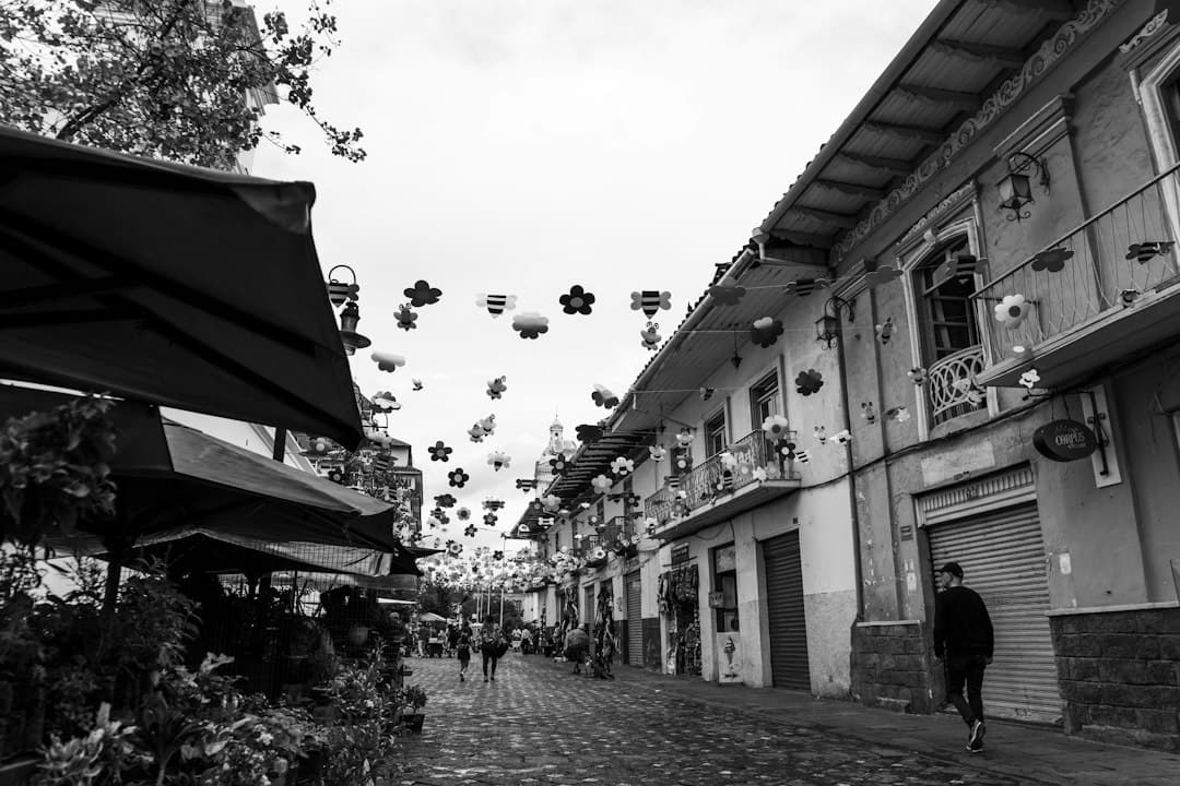 Hombre caminando por una calle en blanco y negro, en el chat de Celica