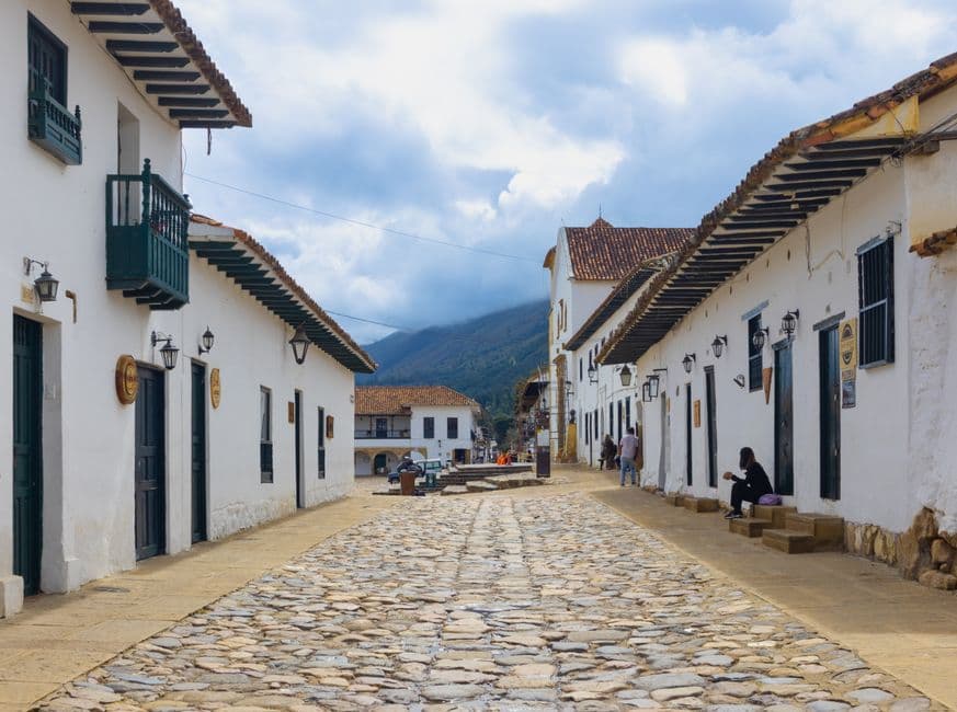 Vista de una calle de un pueblo, en el chat de Villa Rica