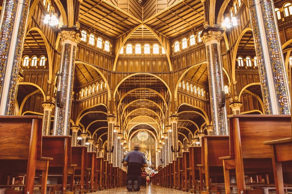 Fieles rezando en el interior de una basílica, en el chat de Catedral