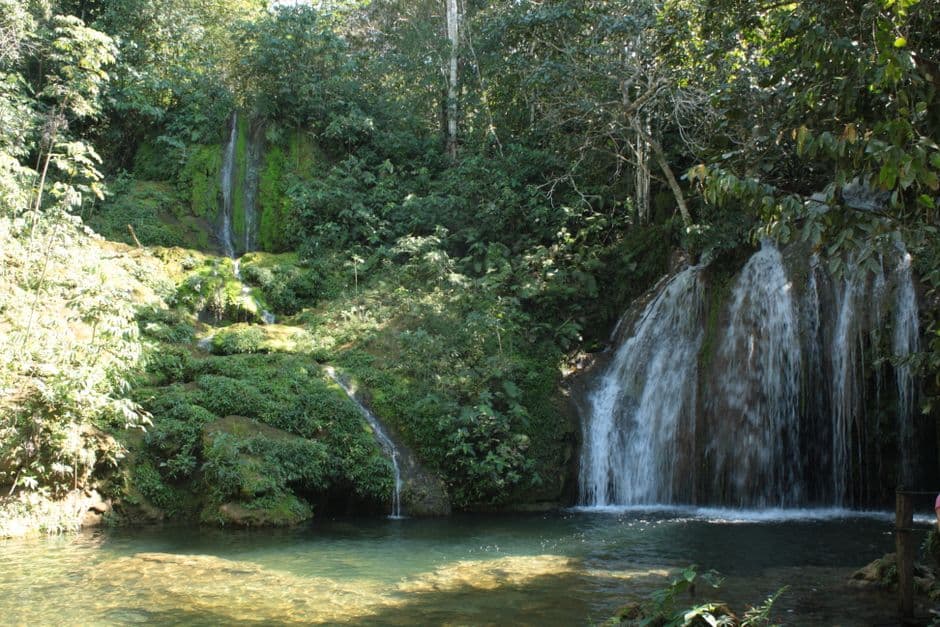 Cascada entre rocas en el bosque, en el chat de Las Charcas