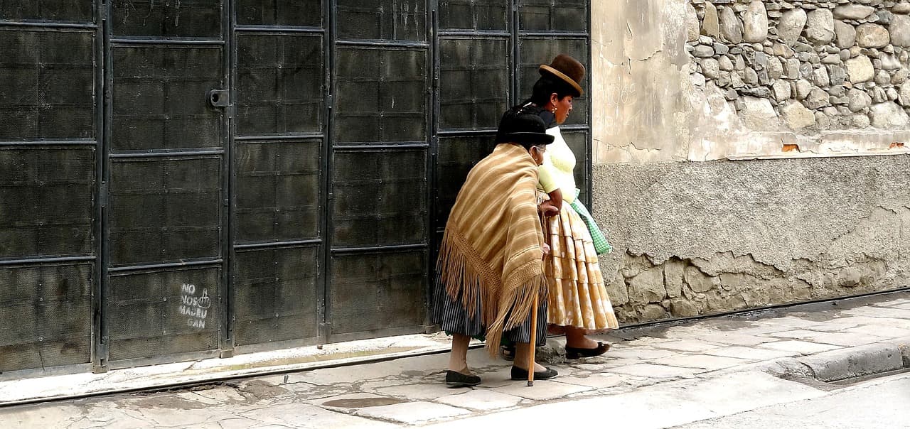 Mujeres bolivianas con ropa tradicional, en el chat de Ckochas