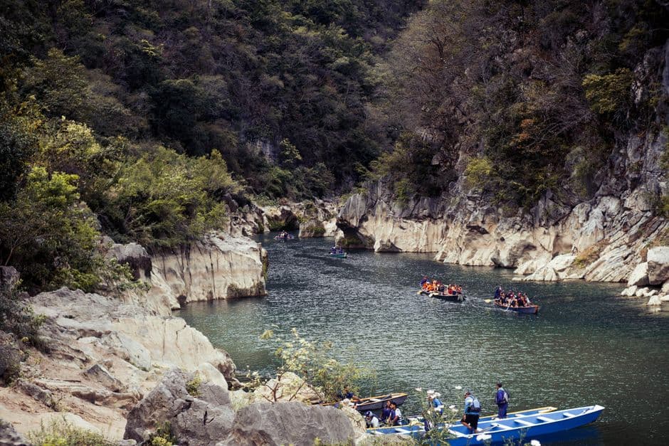 Kayak por un río dentro de un cañón, en el chat de Las Lajas