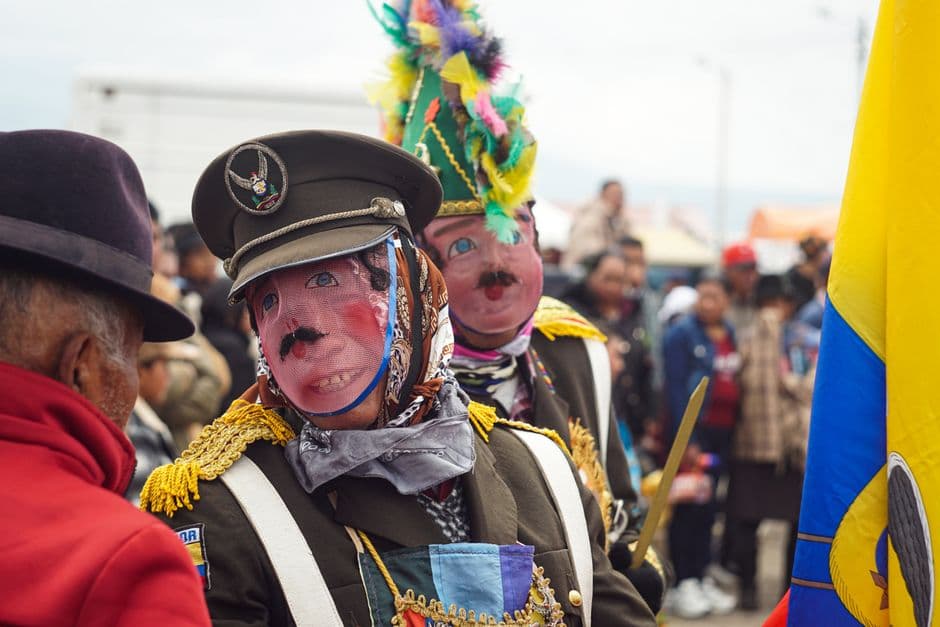 Mascarada andina con trajes y máscaras, en el chat de Isidro Ayora