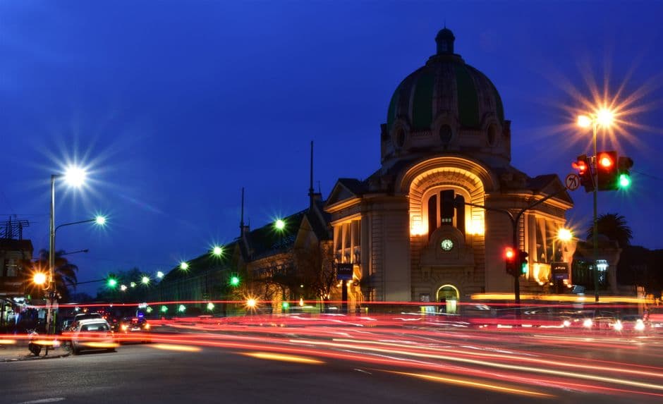 Edificio histórico iluminado de noche en la ciudad, en el chat de La Merced