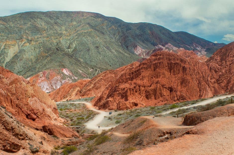 Camino de tierra rodeado de colinas y rocas, en la sala de chat de San Salvador de Jujuy
