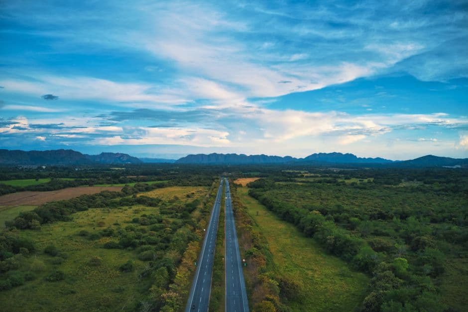 Vista aérea de caminos entre campos de hierba, en el chat de Natagaima