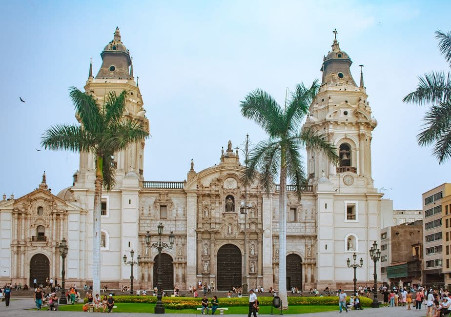Fachada de una catedral colonial en Perú, en el chat de Manseriche
