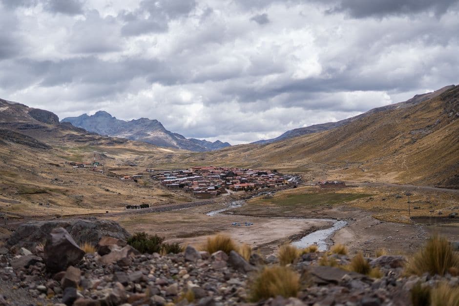 Pueblo en un valle visto con efecto miniatura, en el chat de Iparía