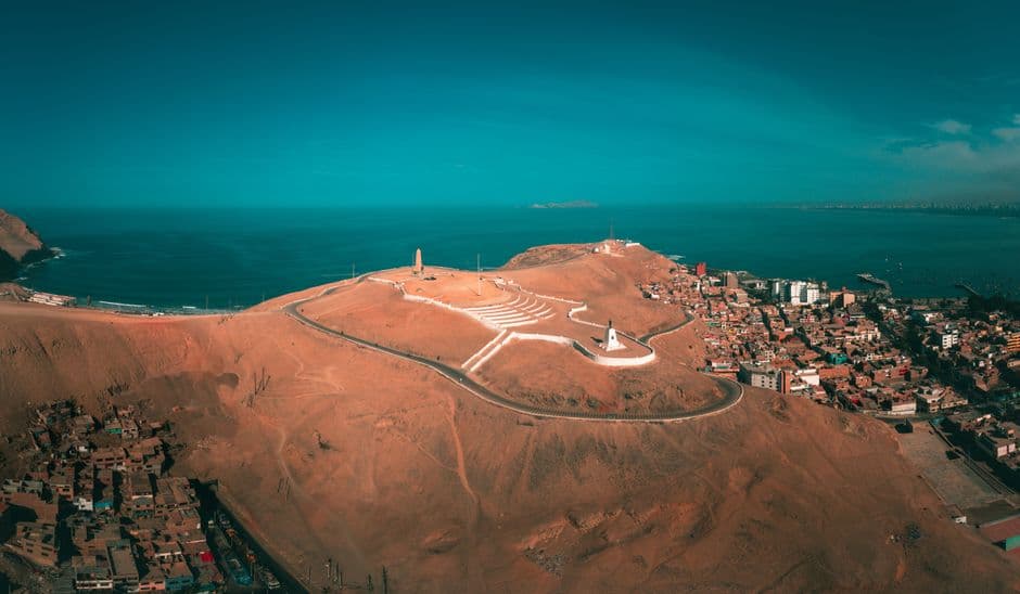 Vista aérea de un cerro sobre la costa y edificios de una ciudad, en el chat de Caraz