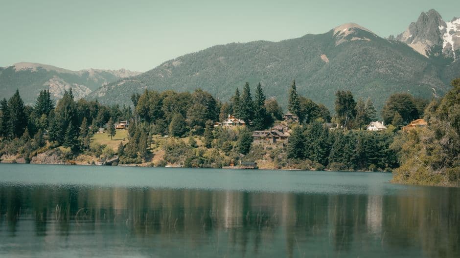Vista de un lago en calma, en el chat de Villa La Angostura