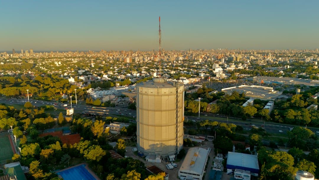 Vista aérea de ciudad con rascacielos y calles, en la sala de chat de General Paz
