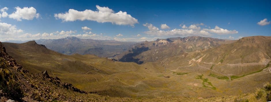 Montañas bajo el cielo azul, en el chat de Incahuasi